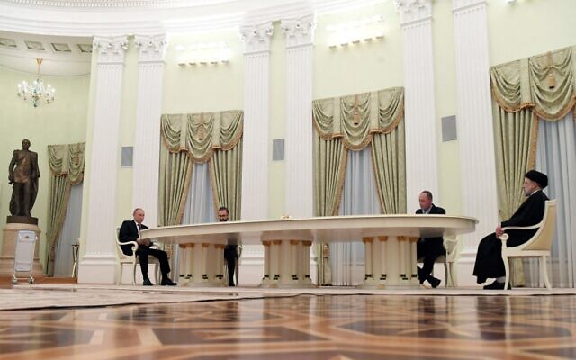 Russian President Vladimir Putin (L) speaks with Iranian President Ebrahim Raisi (R) during their meeting in Moscow on January 19, 2022. (Pavel BEDNYAKOV / SPUTNIK / AFP)