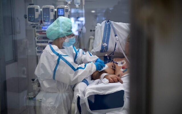 A healthcare worker tends to a Covid-19 patient, at the Intensive Care Unit (ICU) of the Bellvitge University Hospital in Barcelona on January 19, 2022 (Josep LAGO / AFP)