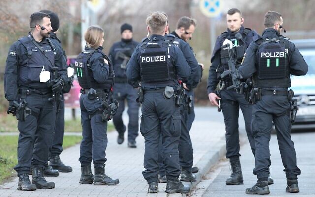 Police gather near the crime scene following a shooting attack on the campus of the University in Heidelberg, southwestern Germany, January 24, 2022. (Daniel ROLAND / AFP)