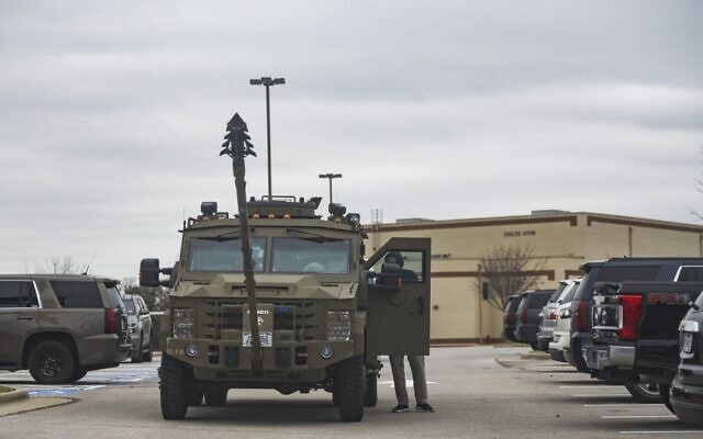 An armored truck is parked in the parking lot of Colleyville Middle School on January 15, 2022 in Colleyville, Texas (Emil Lippe / GETTY IMAGES NORTH AMERICA / Getty Images via AFP)