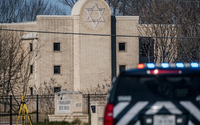 A law enforcement vehicle sits in front of the Congregation Beth Israel synagogue on January 16, 2022 in Colleyville, Texas. (Brandon Bell/Getty Images/AFP)