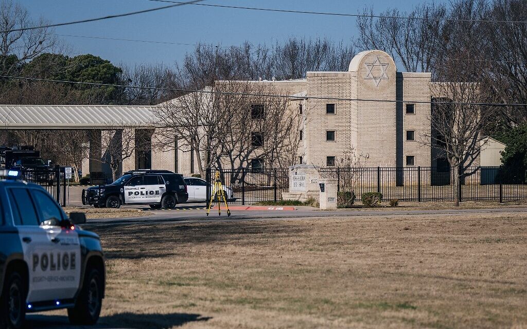 US law enforcement vehicles sit in front of the Congregation Beth Israel synagogue on January 16, 2022 in Colleyville, Texas. (Brandon Bell/Getty Images/AFP)