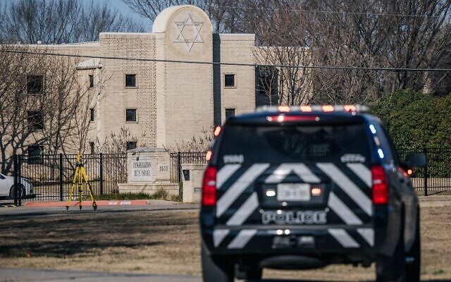 A law enforcement vehicle is seen near the Congregation Beth Israel synagogue on January 16, 2022, in Colleyville, Texas. (Brandon Bell/Getty Images/AFP)