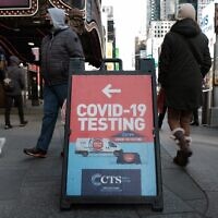 People pass COVID-19 testing site on a Manhattan street, January 21, 2022, in New York City. (Spencer Platt/Getty Images/AFP)