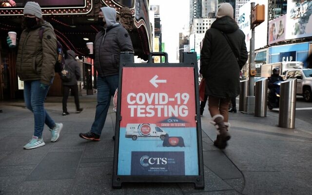 People pass COVID-19 testing site on a Manhattan street, January 21, 2022, in New York City. (Spencer Platt/Getty Images/AFP)