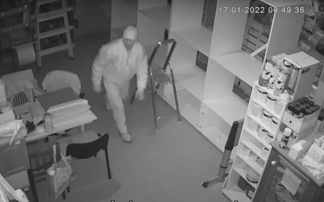 Screem capture from video of a burglar breaking into a carpentry workshop in Arad, January 2022. (YouTube)
