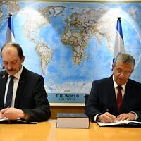 Defense Ministry Director-General Amir Eshel, right, and ThyssenKrupp Marine Systems Rolf Wirtz sign an agreement for Israel's purchase of three submarines at the Kirya military base in Tel Aviv, January 20, 2022. (Defense Ministry)