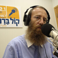 Haredi radio host Dudi Shwamenfeld recording at the Kol Berama radio station on July 1, 2009. (Yaakov Naumi/Flash90)