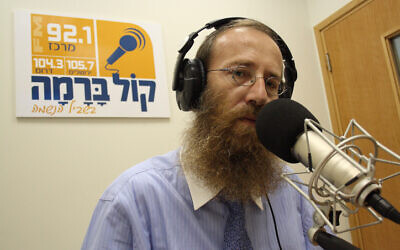 Haredi radio host Dudi Shwamenfeld recording at the Kol Berama radio station on July 1, 2009. (Yaakov Naumi/Flash90)