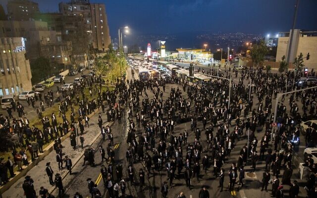 Ultra-Orthodox Jews clash with police as they protest against the arrest of Haredi men who failed to comply with their army draft, in Jerusalem, December 22, 2020. (Yonatan Sindel/Flash90)