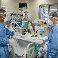 Medical workers operate in the coronavirus ward of Ziv Medical Center on September 22, 2021. (David Cohen/Flash90)