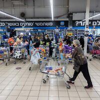 People shop at a supermarket in Givat Shaul, Jerusalem, October 27, 2021 (Yonatan Sindel/Flash90)