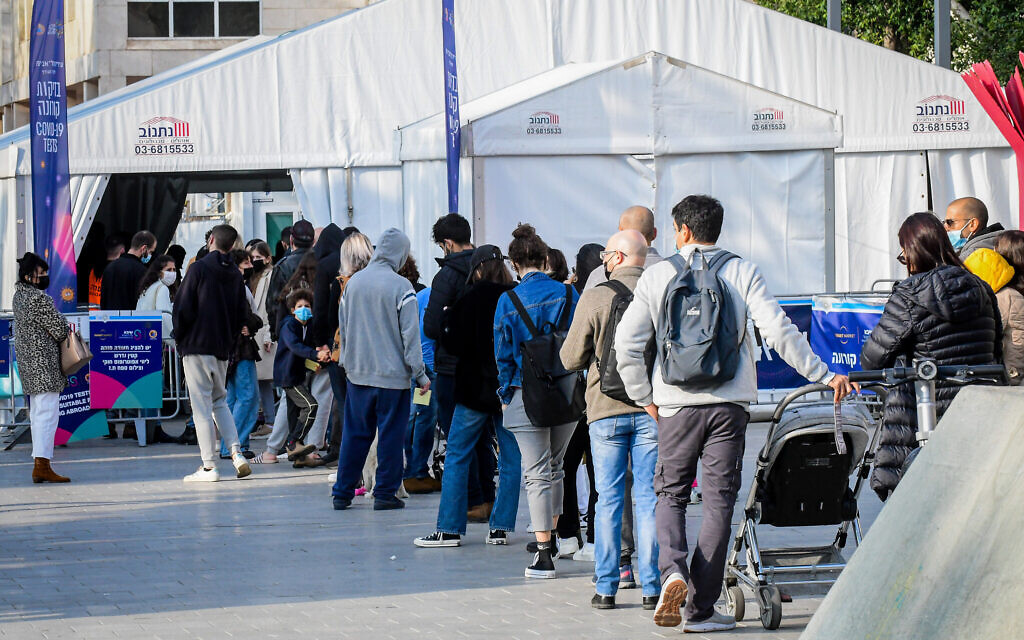 People stand in line to be tested for coronavirus in Tel Aviv, on January 2, 2022 (Avshalom Sassoni/Flash90)