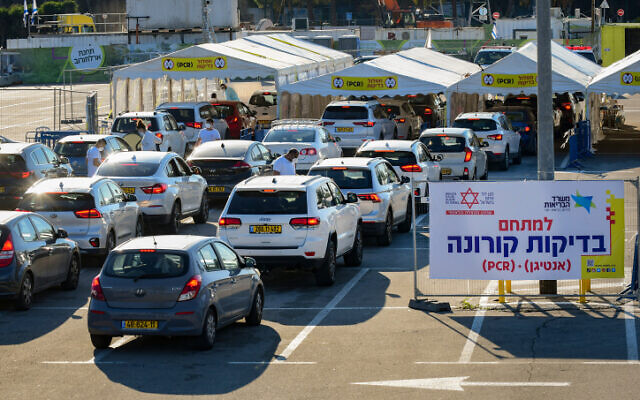 Cars line up at a drive-through COVID-19 testing center in Tel Aviv, on January 3, 2022. (Avshalom Sassoni/ Flash90)