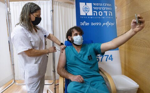 Medical staff receive a 4th dose of the COVID-19 vaccine at the Hadassah Medical Center in Jerusalem, January 06, 2022 (Olivier Fitoussi/Flash90)