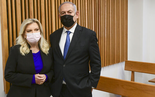 Opposition leader Benjamin Netanyahu and his wife Sara, at the Tel Aviv Magistrate's Court, on January 10, 2022. (Avshalom Sassoni/Pool/Flash90)