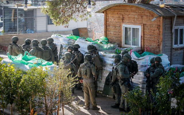 Israeli special forces stand guard during the evacuation of a house in the East Jerusalem neighborhood of Sheikh Jarrah, January 17, 2022. (Jamal Awad/Flash90)
