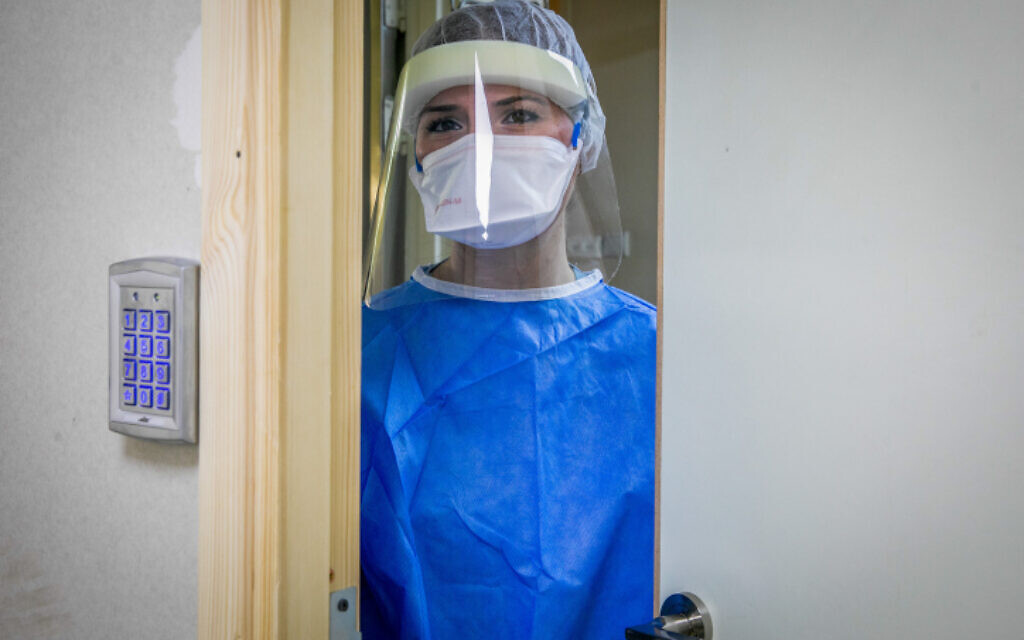 A medical worker at Kaplan Hospital at the coronavirus ward on January 18, 2022. (Yossi Aloni/Flash90)
