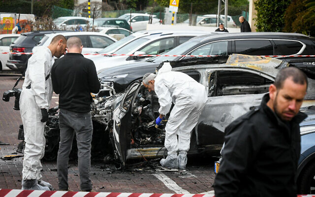 Police at the scene of a car bombing in Ness Ziona, January 19, 2022. (Flash 90)
