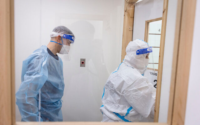 Shaare Zedek hospital team members wearing safety gear as they work in a coronavirus ward on January 20, 2022. (Olivier Fitoussi/Flash90)