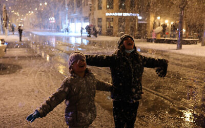 Snow falls in Jerusalem as a heavy storm hits nationwide, January 26, 2022 (Nati Shohat/Flash90)