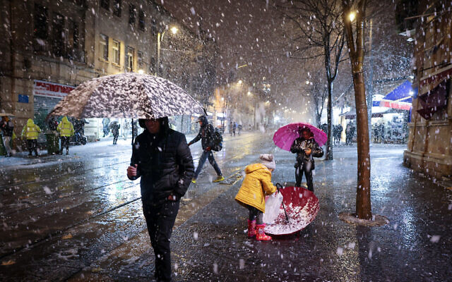 Snow falls in Jerusalem as a heavy storm hits nationwide, January 26, 2022. (Nati Shohat/Flash90)