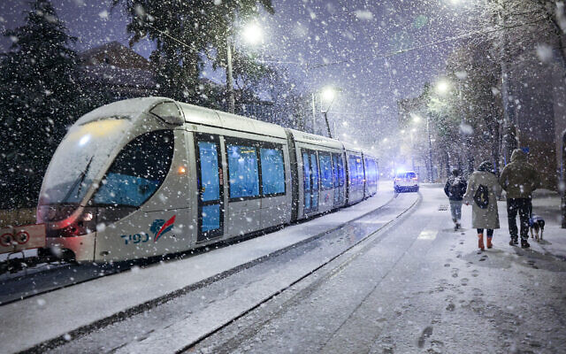 Snow falls in Jerusalem as a heavy storm hits nationwide, January 26, 2022. (Yonatan Sindel/Flash90)