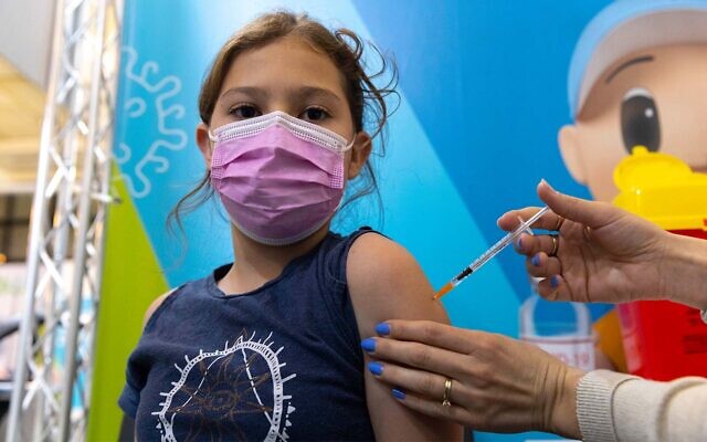Children receive COVID-19 vaccines in Jerusalem, December 16, 2021. (Olivier Fitoussi/Flash90)