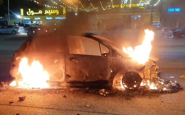 A car set on fire in southern Israel during protests over a KKL-JNF tree planting program, January 11, 2022. (Screenshot)