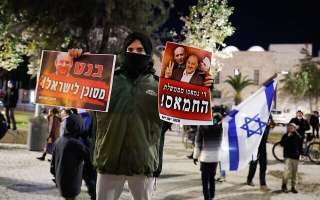 Right-wing activists protest against the government at the Chords Bridge in Jerusalem, on January 18, 2022. (Olivier Fitoussi/Flash90)