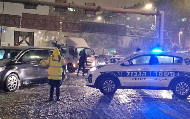 Police close off Route 1 from Jerusalem to Tel Aviv due to snowfall, January 26, 2022 (Israel Police)