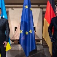 German Chancellor Olaf Scholz (R) and Ukrainian President Volodymyr Zelensky pose for a picture as they meet at the Munich Security Conference on February 19, 2022 (Sven Hoppe / POOL / AFP)