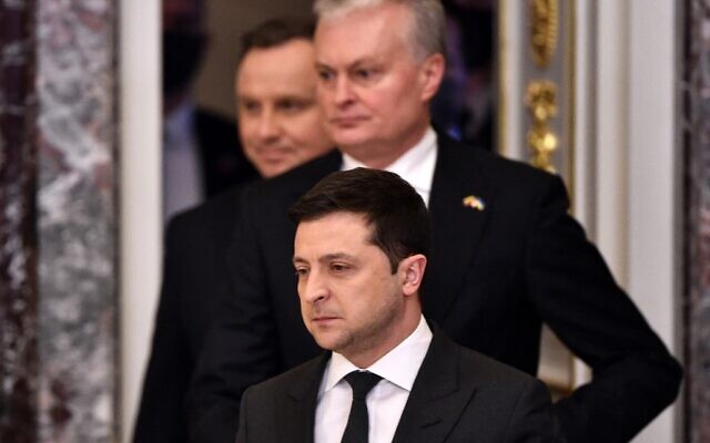 Ukrainian President Volodymyr Zelensky (front) and his counterparts from Lithuania Gitanas Nauseda (C) and Poland Andrzej Duda arrive for a joint press conference following their talks in Kyiv on February 23, 2022. (SERGEI SUPINSKY / AFP)