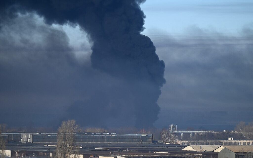 Black smoke rises from a military airport in Chuguyev near Kharkiv  on February 24, 2022 (ARIS MESSINIS / AFP)
