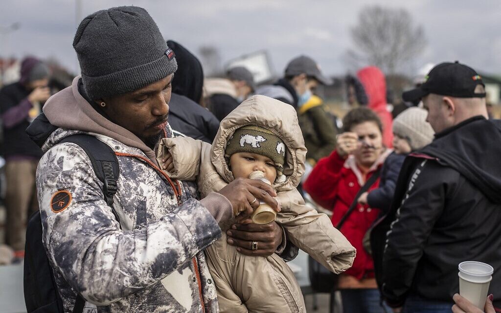 Refugees from many different countries - from Africa, Middle East and India - mostly students of Ukrainian universities are seen at the Medyka pedestrian border crossing fleeing the conflict in Ukraine, in eastern Poland on February 27, 2022 (Wojtek RADWANSKI / AFP)