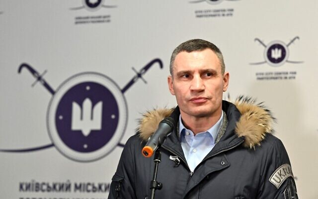 Kyiv Mayor Vitali Klitschko speaks during a visit to a volunteers recruitment center in Kiev on February 2, 2022 (Genya SAVILOV / AFP)