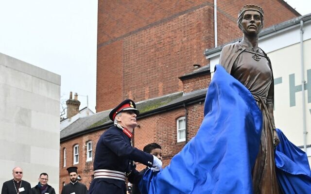 Britain's Lord-Lieutenant Hampshire Nigel Atkinson unveils the statue of Licoricia of Winchester at The Arc, in Winchester, Hampshire, on February 10, 2022. (JUSTIN TALLIS / POOL / AFP)