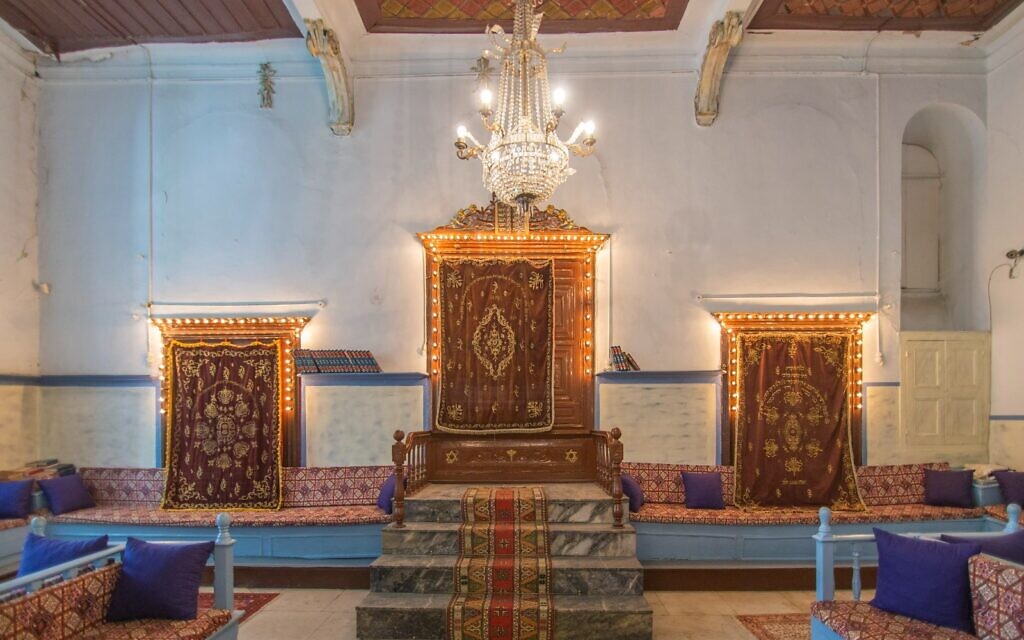 The interior of a synagogue in Izmir, Turkey. (Nesim Bencoya/via JTA)