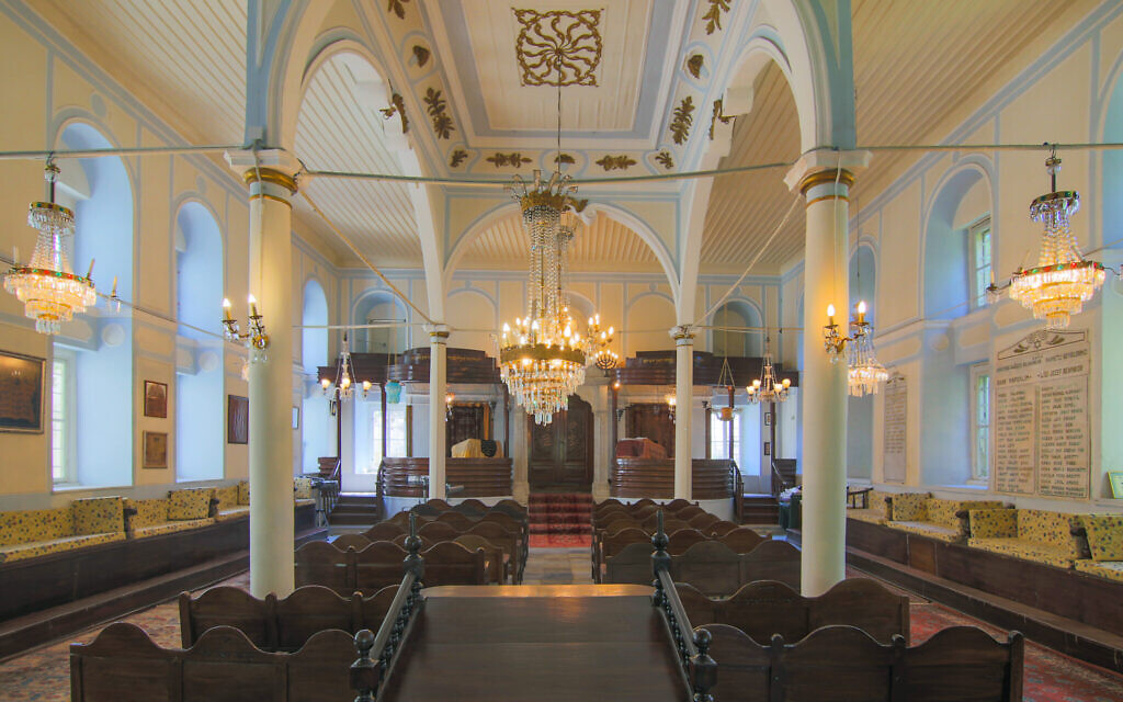 A photo of the interior of Sinyora synagogue in Izmir, Turkey. (Nesim Bencoya/via JTA)