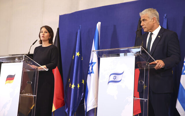 A ministra alemã das Relações Exteriores Annalena Baerbock (à esquerda) e o ministro das Relações Exteriores Yair Lapid conversam durante uma coletiva de imprensa conjunta em Tel Aviv, Israel, em 10 de fevereiro de 2022. (Oren Ziv/AP)