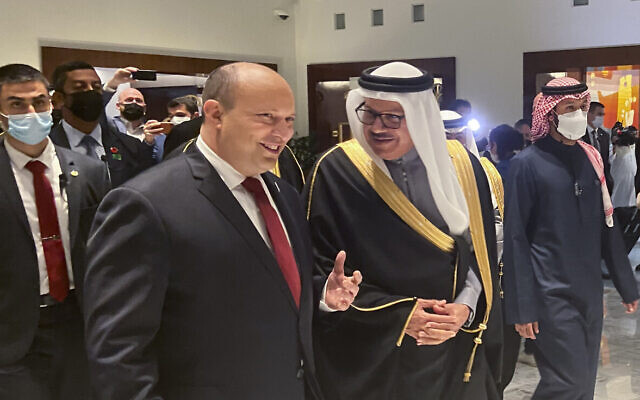 O primeiro-ministro israelense Naftali Bennett (à esquerda) é recebido pelo ministro das Relações Exteriores do Bahrein, Abdullatif bin Rashid Al Zayani, no Aeroporto Internacional de Manama, em Manama, Bahrein, em 14 de fevereiro de 2022. (AP Photo/Ilan Ben Zion)
