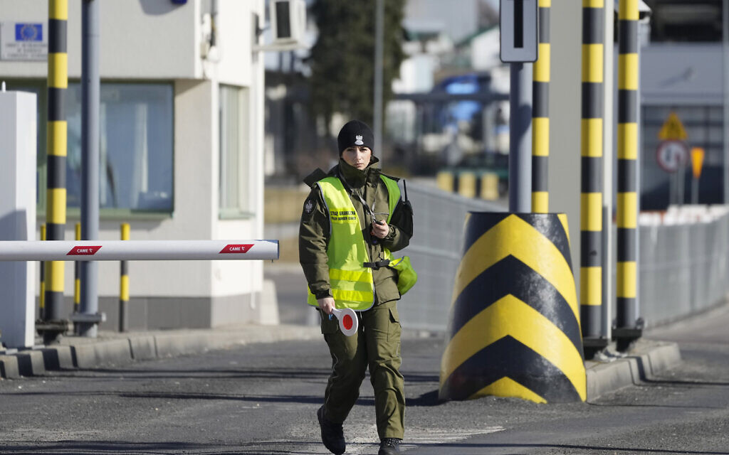 A Polish border guard at the Medyka crossing into Ukraine seen on the Polish side, Feb. 19, 2022. (Czarek Sokolowski/AP)