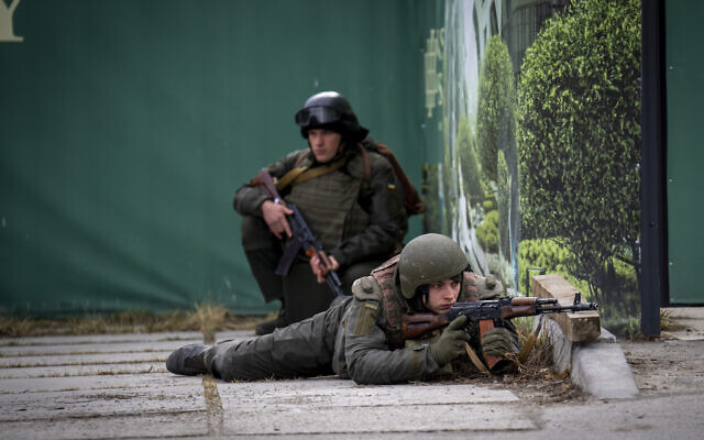 Ukrainian soldiers take positions in downtown Kyiv, Ukraine, February 25, 2022. (AP Photo/Emilio Morenatti)