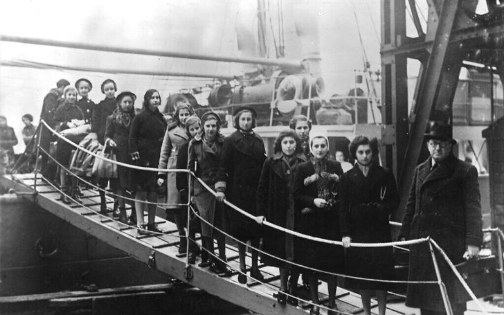 Polish Jewish children arrive in London in February 1939. (Bundesarchiv Bild)