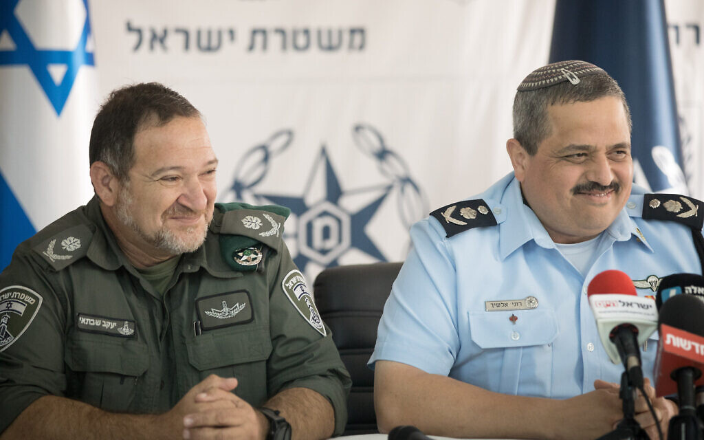 Then-police commissioner Roni Alsheich (right) with then-commander of the Border Police (the current police chief) Kobi Shabtai at a press conference near Jerusalem, March 27, 2018. (Yonatan Sindel/Flash90)
