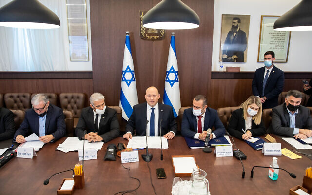 Prime Minister Naftali Bennett leads a cabinet meeting at the Prime Minister's Office in Jerusalem, on December 5, 2021. (Emil Salman/Pool/Flash90)