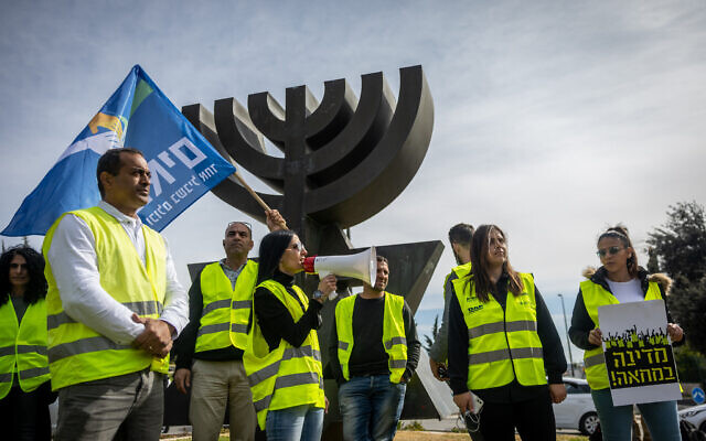 Israelis protest against the rising cost of living, outside the Knesset in Jerusalem, February 2, 2022. (Yonatan Sindel/Flash90)