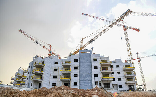 A construction site for new housing in the city of Gedera, February 3, 2022. (Yossi Zeliger/Flash90)