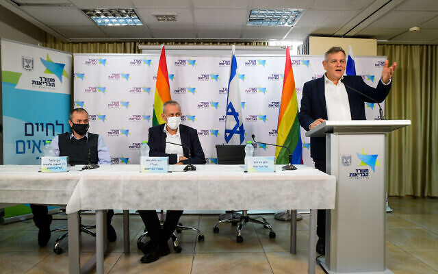 Health Minister Nitzan Horowitz, right, ministry director-general Nachman Ash, center, and Dr. Zvi Fishel, Chairman of the National Mental Health Council hold a press conference on banning conversion therapy, in Tel Aviv, February 14, 2022. (Avshalom Sassoni/Flash90)