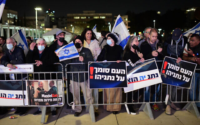 Right-wing activists and Likud supporters protest at Tel Aviv's Habima Square for the establishment of a state commission of inquiry into the Pegasus affair, on February 17, 2022. (Tomer Neuberg/Flash90)